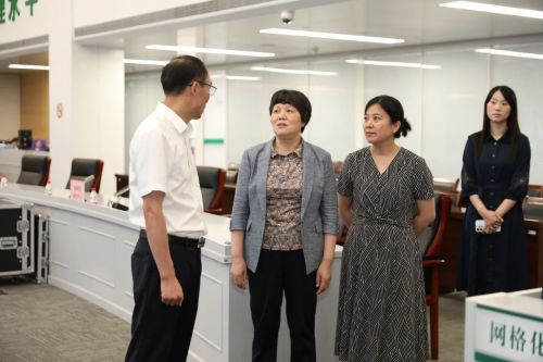 20230721094852052460.jpg 区领导开展高温慰问,将关怀送给坚守一线的劳动者4.jpg