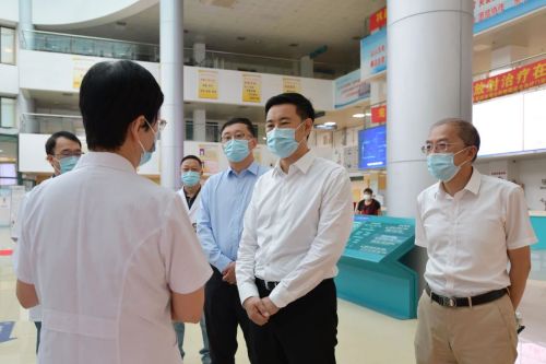 20230721094917075679.jpg 区领导开展高温慰问,将关怀送给坚守一线的劳动者6.jpg