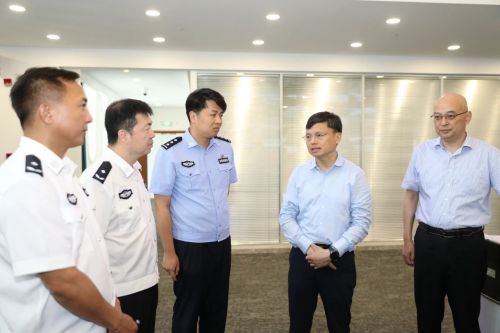 20230721094836094156.jpg 区领导开展高温慰问,将关怀送给坚守一线的劳动者2.jpg