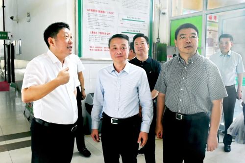 20230721094900025376.jpg 区领导开展高温慰问,将关怀送给坚守一线的劳动者5.jpg