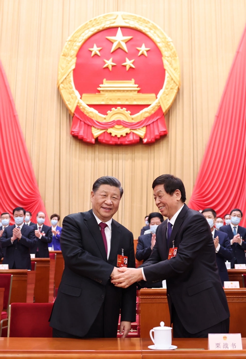 十四届全国人大一次会议选举产生新一届国家领导人 习近平全票当选国家主席中央军委主席3.jpg