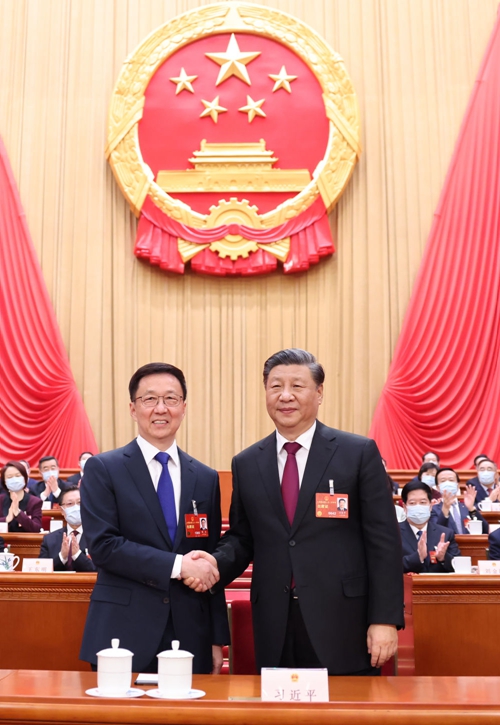十四届全国人大一次会议选举产生新一届国家领导人 习近平全票当选国家主席中央军委主席5.jpg