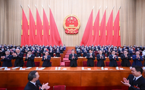 十四届全国人大一次会议选举产生新一届国家领导人 习近平全票当选国家主席中央军委主席2.jpg