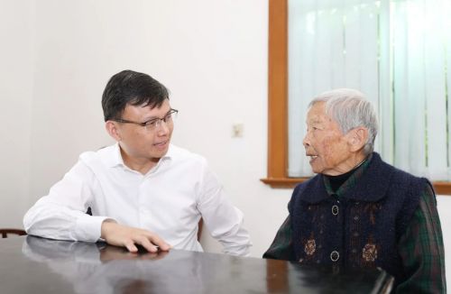 深化“四百”大走访，“敬老月”期间区领导上门送“关怀”1.jpg