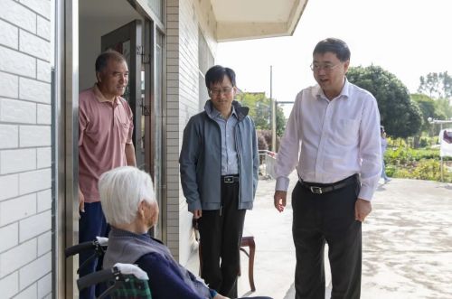 深化“四百”大走访，“敬老月”期间区领导上门送“关怀”2.jpg