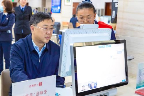 区长在服务窗口当“帮办”，实地探索让企业市民少跑腿“良策”1.jpg