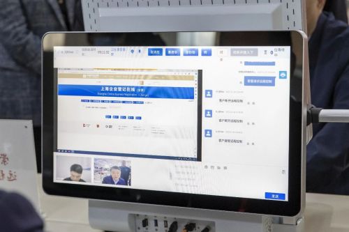 区长在服务窗口当“帮办”，实地探索让企业市民少跑腿“良策”2.jpg