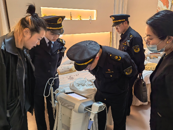 600450崇明区市场监管局联合区卫健委开展生活美容机构联合检查.jpeg