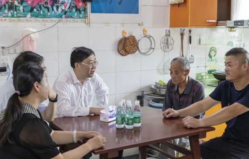 情系老党员，关怀暖人心！区领导开展“七一”走访慰问2.jpg