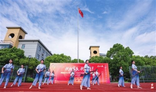 致敬祖国 诗诵芳华——2024年崇明区中小学生“国旗下的诵读”首场活动举行1.jpg