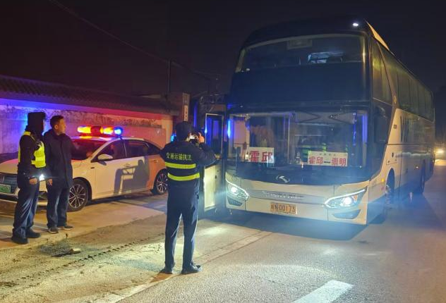 崇明区交通委执法大队开展春运首日联合执法 全力保障返乡归途平安顺畅