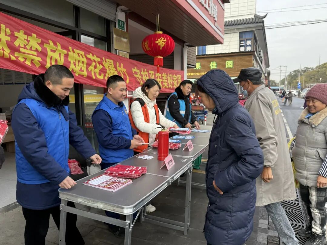 “兴火蓝”消防志愿者服务队开展筑牢春节“防火墙”消防安全宣传