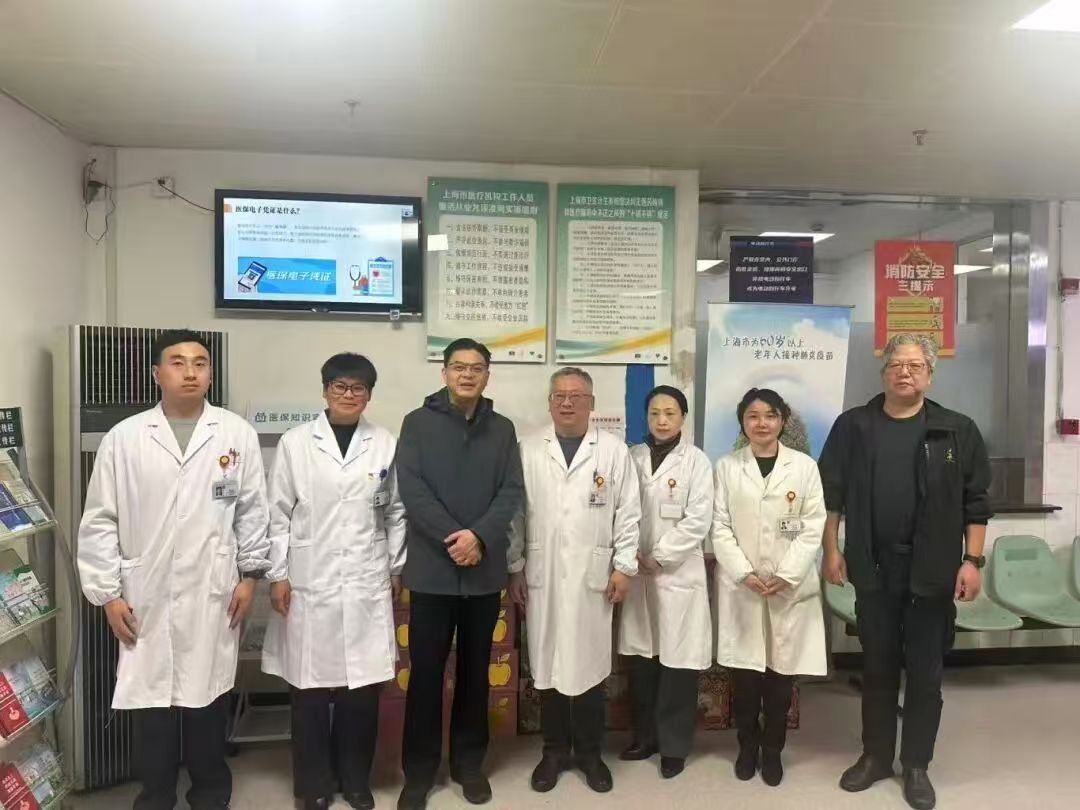 除夕当日，镇领导深入基层亲切看望慰问坚守岗位的干部职工们