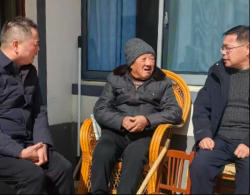 陈家镇领导班子春节前夕走访慰问辖区劳动模范