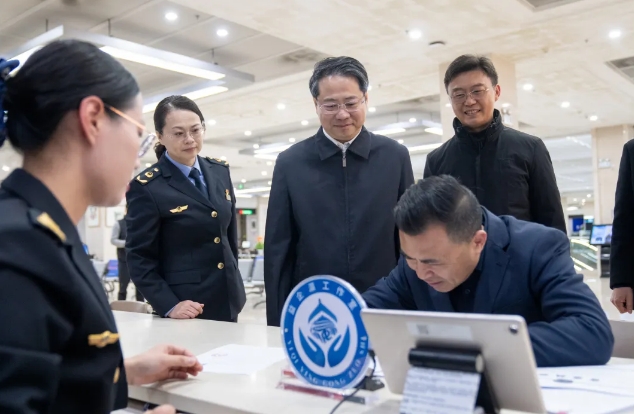 区领导到一线窗口带头“帮办”——为区域重点项目落地保驾护航