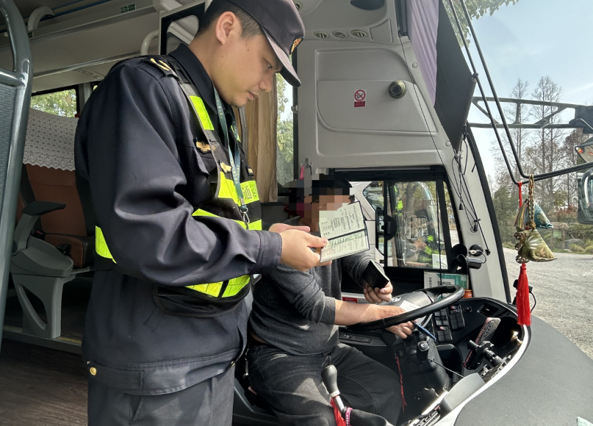 崇明区交通委执法大队积极开展清明节交通执法保障工作