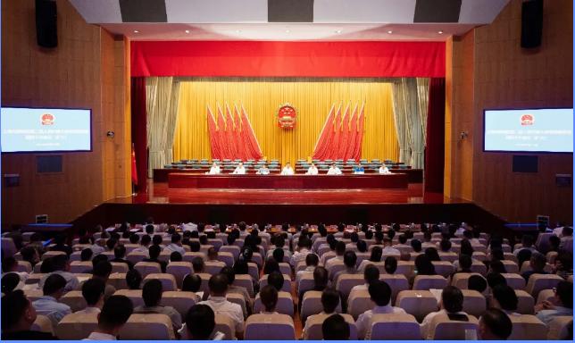区二届人大常委会第四十次会议（扩大）举行，李峻出席，吕晨飞报告上半年全区经济社会发展情况和下半年工作总体考虑