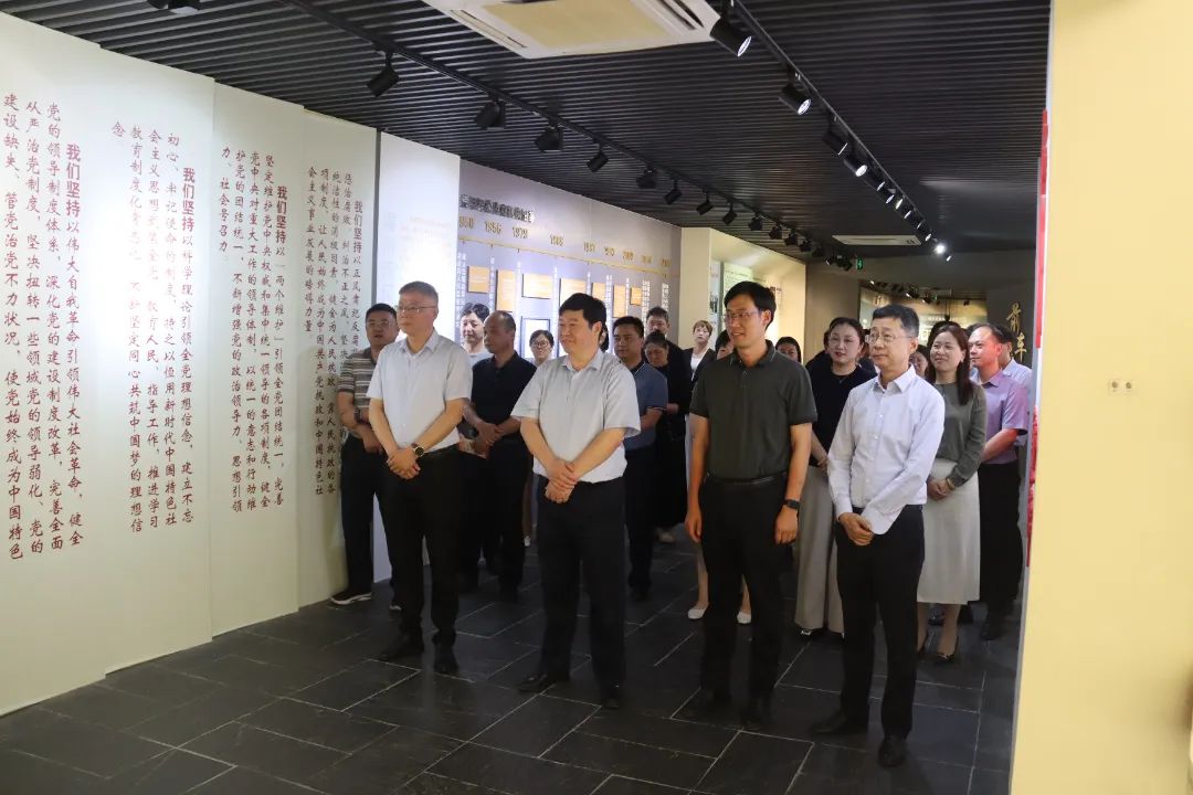 堡镇召开党委中心组（扩大）学习会暨深入贯彻中央八项规定精神学习教育专题研讨会