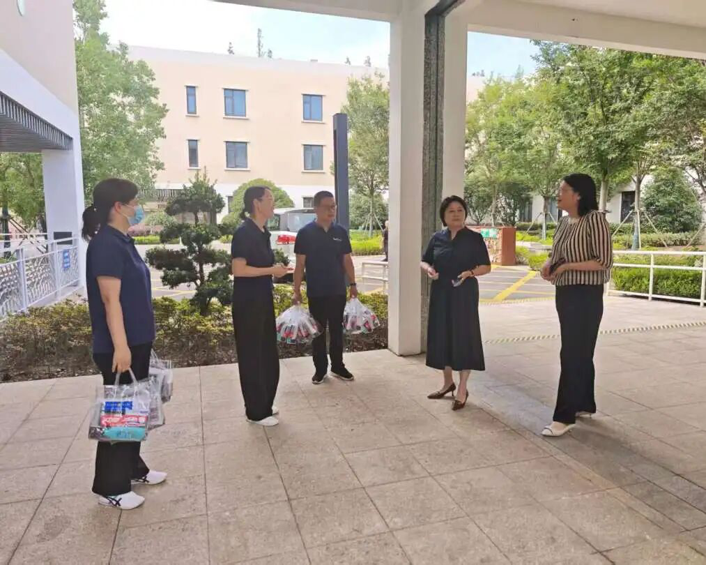 三星镇开展“关爱职工 夏送清凉”走访慰问活动