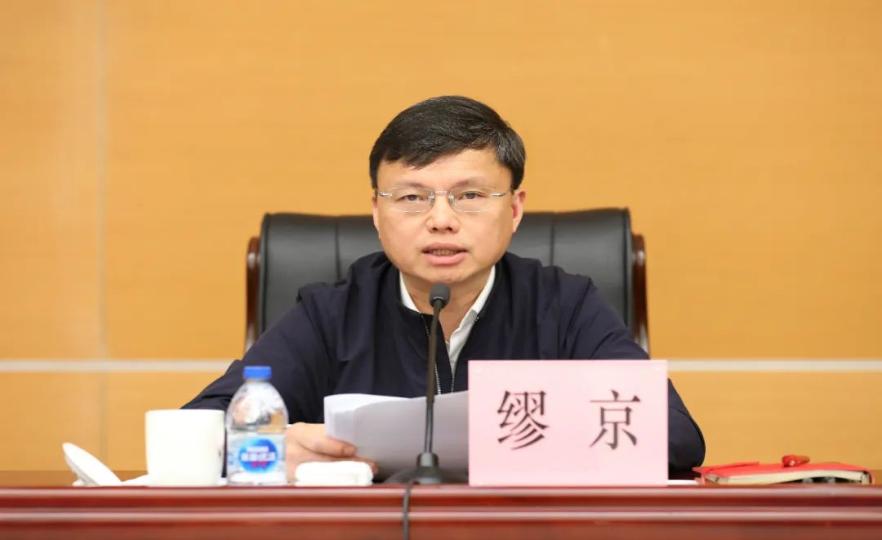 进一步推动作风建设专项整治工作走深走实，区全面从严治党警示教育大会举行