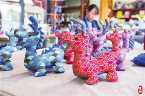 制作土布“祥瑞龙” 红红火火迎新年1.jpg
