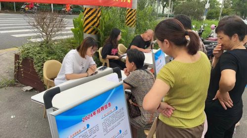 搭建零工服务平台岗位送到“家门口”——建设镇举办零工招聘会1.jpg