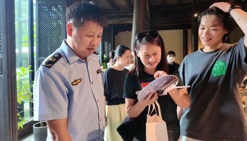 与市民群众面对面话平安——2024年崇明区食品安全宣传周活动火热进行中3.jpg