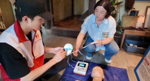 与市民群众面对面话平安——2024年崇明区食品安全宣传周活动火热进行中1.jpg