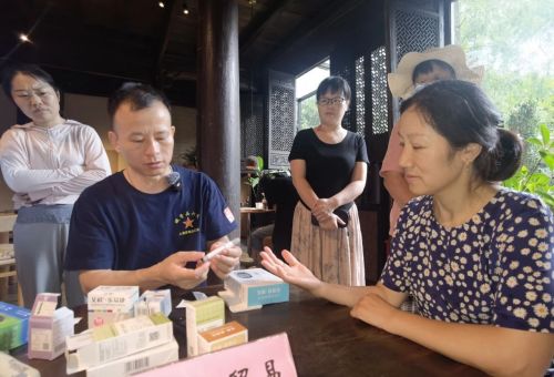 与市民群众面对面话平安——2024年崇明区食品安全宣传周活动火热进行中2.jpg