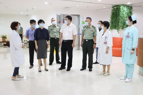 严格体检标准，把好应征青年“身体关”！区领导检查指导秋季征兵体检工作1.jpg