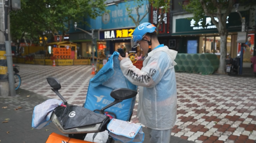 近期外卖订单激增 骑手风雨兼程配送4.png