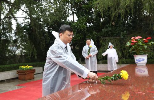 缅怀英烈祭忠魂，抚今追昔思奋进！崇明区举行烈士公祭活动4.jpg