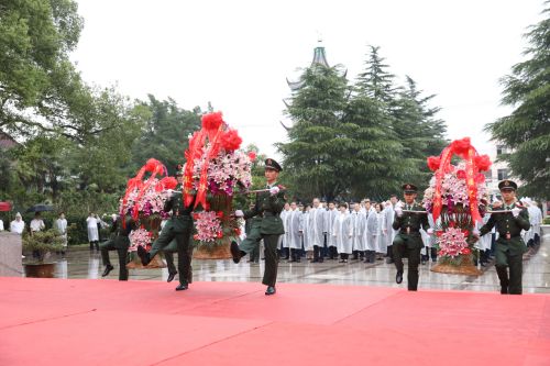 缅怀英烈祭忠魂，抚今追昔思奋进！崇明区举行烈士公祭活动3.jpg