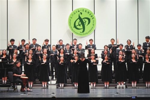 青年高歌 你我同行——崇明中学合唱团参加第39届上海之春国际音乐节1.jpg